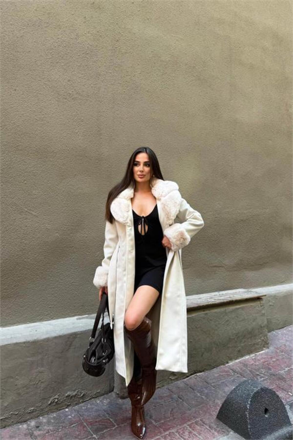 Neşeli Butik kadın bej bilek ve yaka kürk detaylı tam boy kaşe kaban NBSTR1033 görsel 3