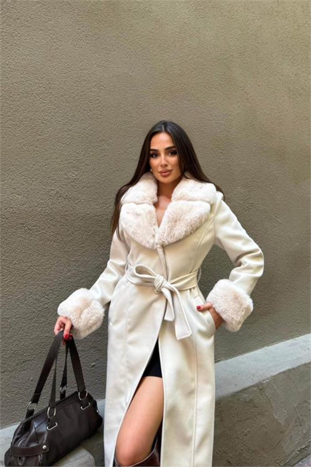 Neşeli Butik kadın bej bilek ve yaka kürk detaylı tam boy kaşe kaban NBSTR1033 görsel 2