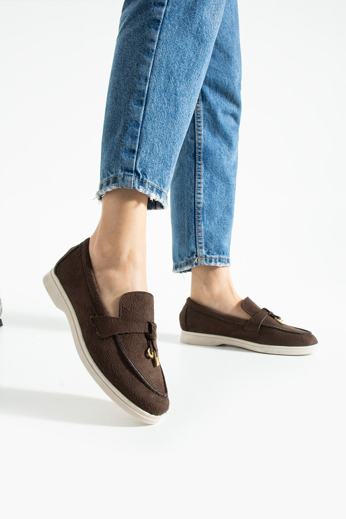 حذاء لوفر نسائي بني اللون بإبزيم للاستخدام اليومي