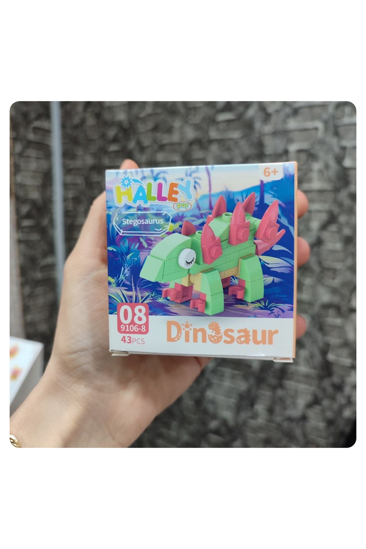 ۱ عدد اسباب‌بازی ساختنی مخلوط همراه با فیگورهای دایناسور