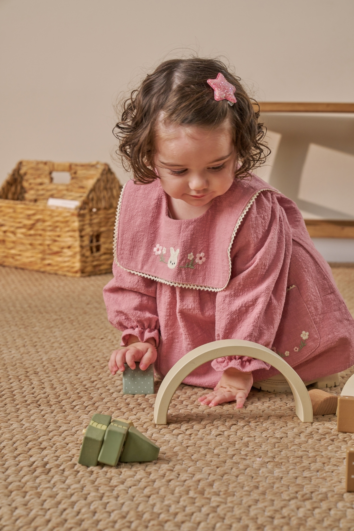 Minipodyum Nakış Detaylı Cepli Bebe Yaka Keten Kız Bebek Elbise fotoğrafı 3 (önizleme)