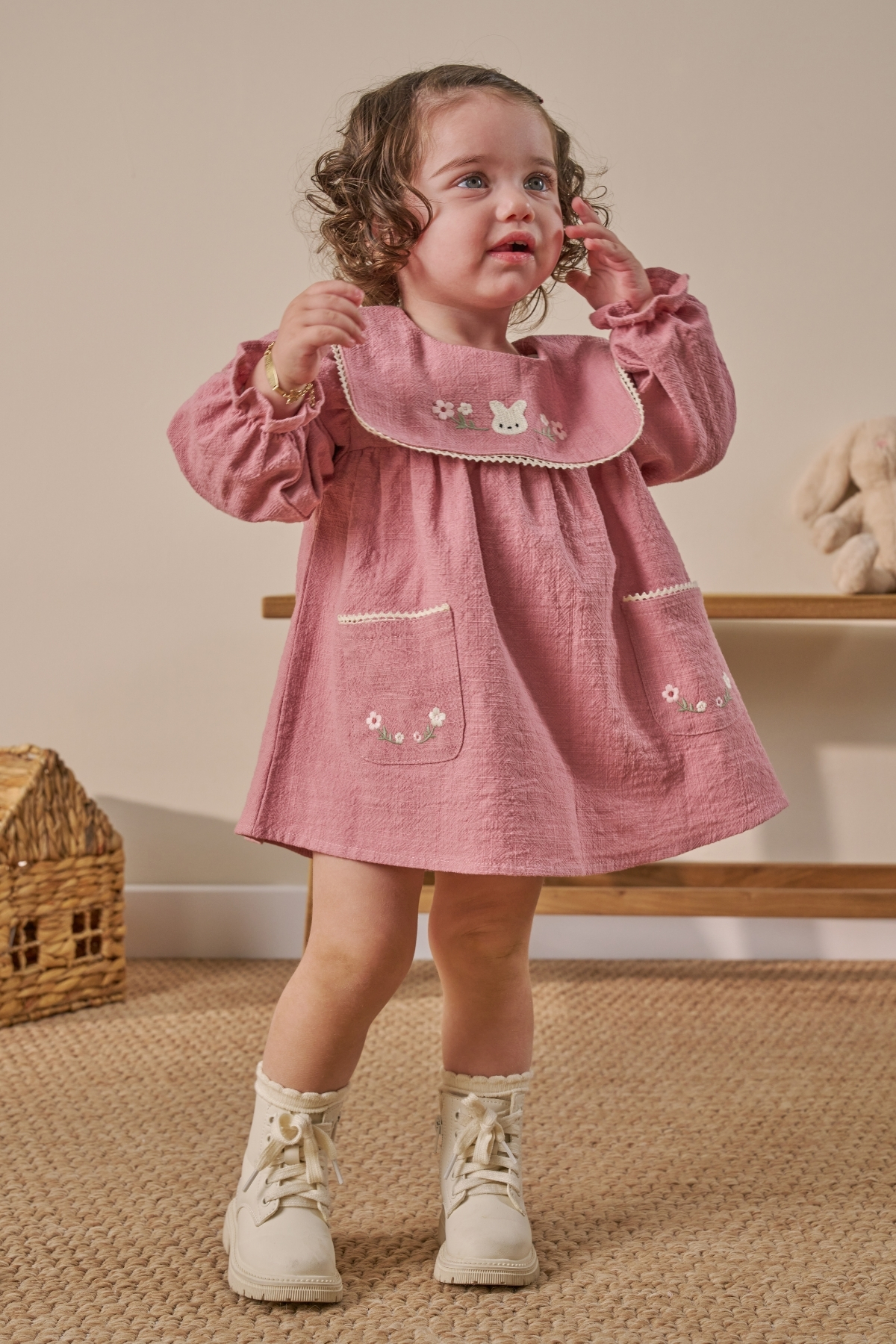 Minipodyum Nakış Detaylı Cepli Bebe Yaka Keten Kız Bebek Elbise Pudra