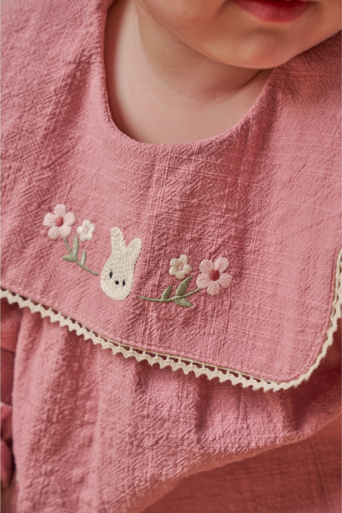 Minipodyum Nakış Detaylı Cepli Bebe Yaka Keten Kız Bebek Elbise fotoğrafı 4 (önizleme)