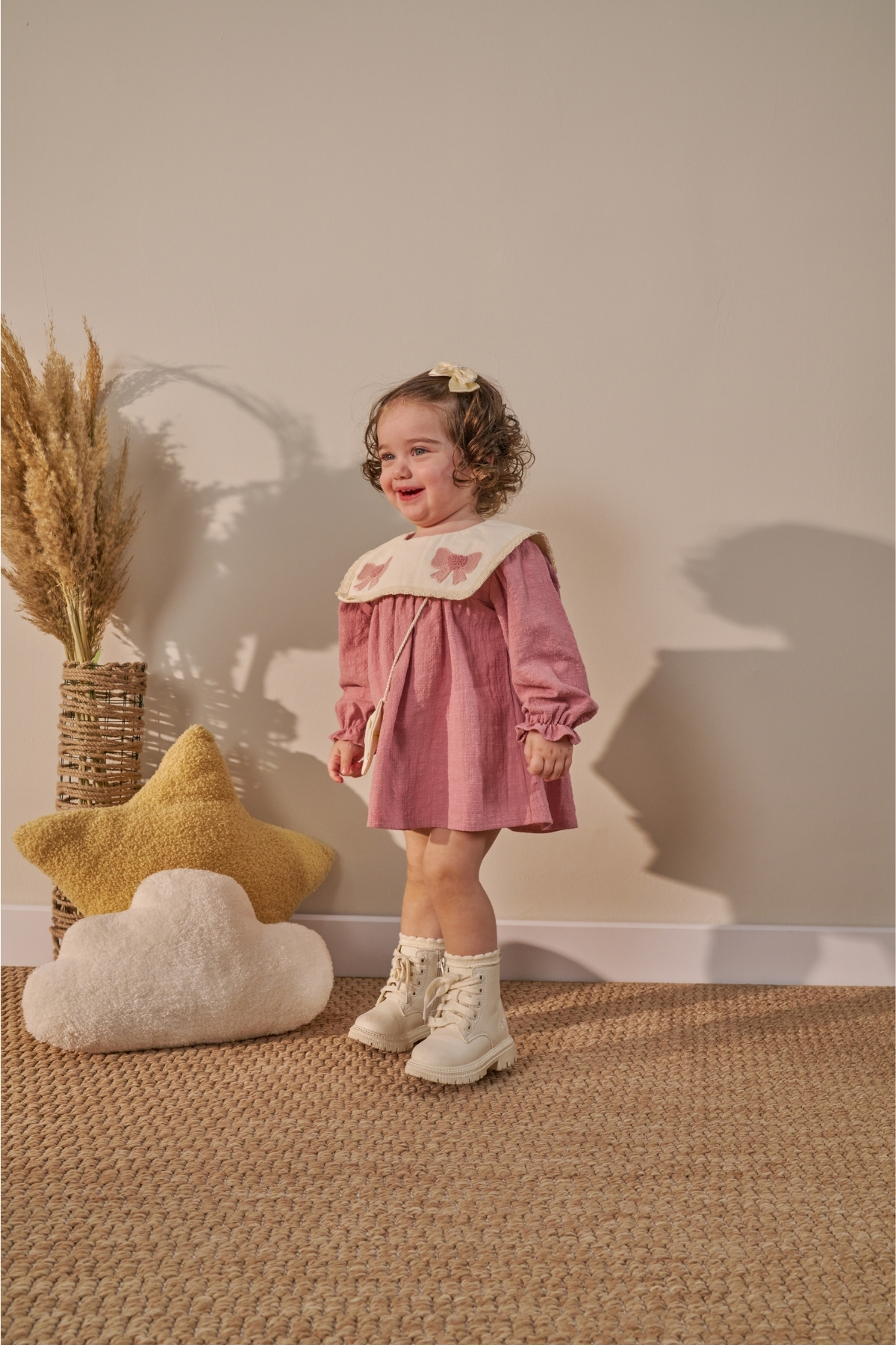 Minipodyum Nakış Detaylı Bebe Yaka Çantalı Keten Kız Bebek Elbise fotoğrafı 3 (önizleme)