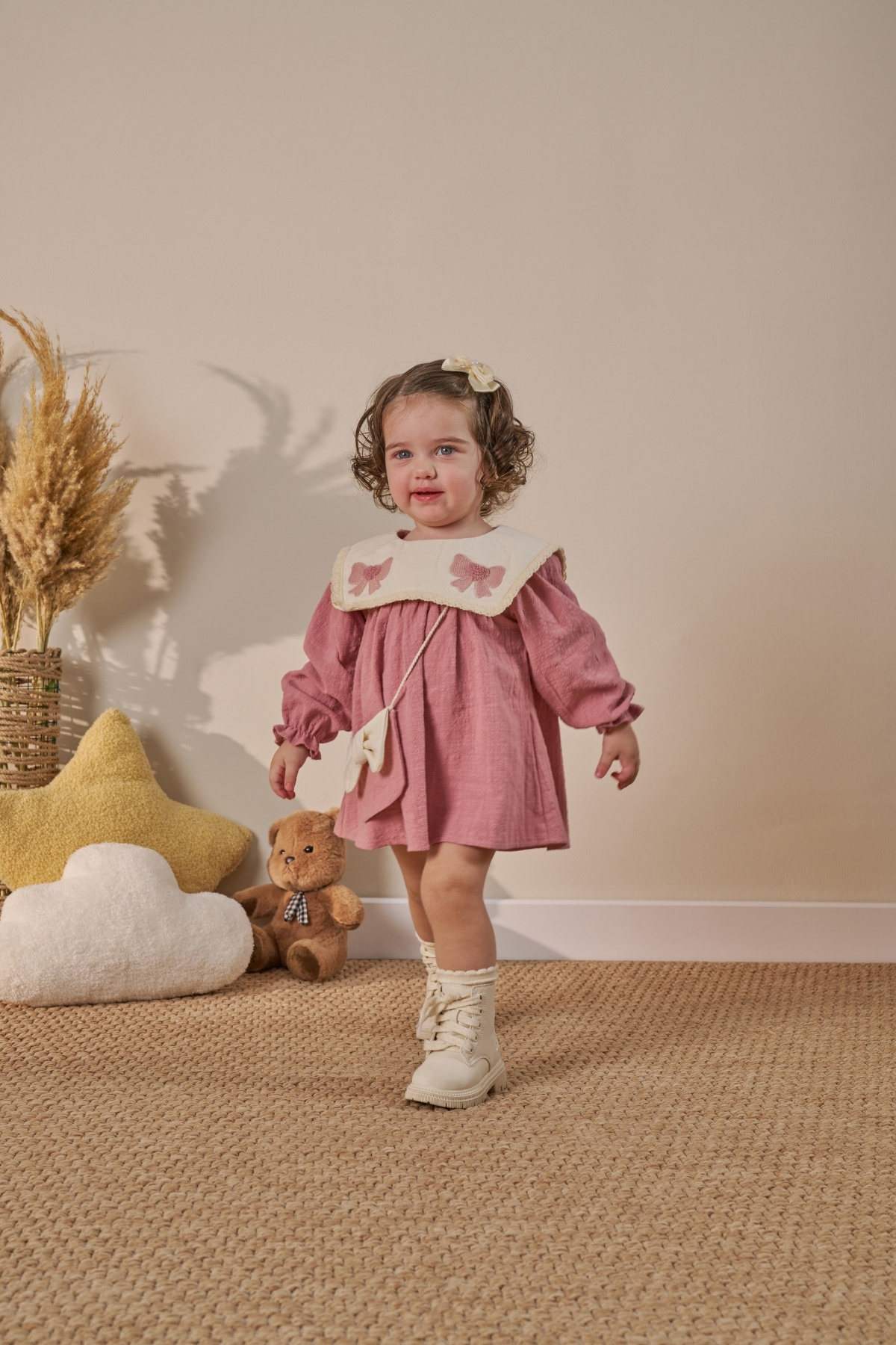 Minipodyum Nakış Detaylı Bebe Yaka Çantalı Keten Kız Bebek Elbise fotoğrafı 2 (önizleme)