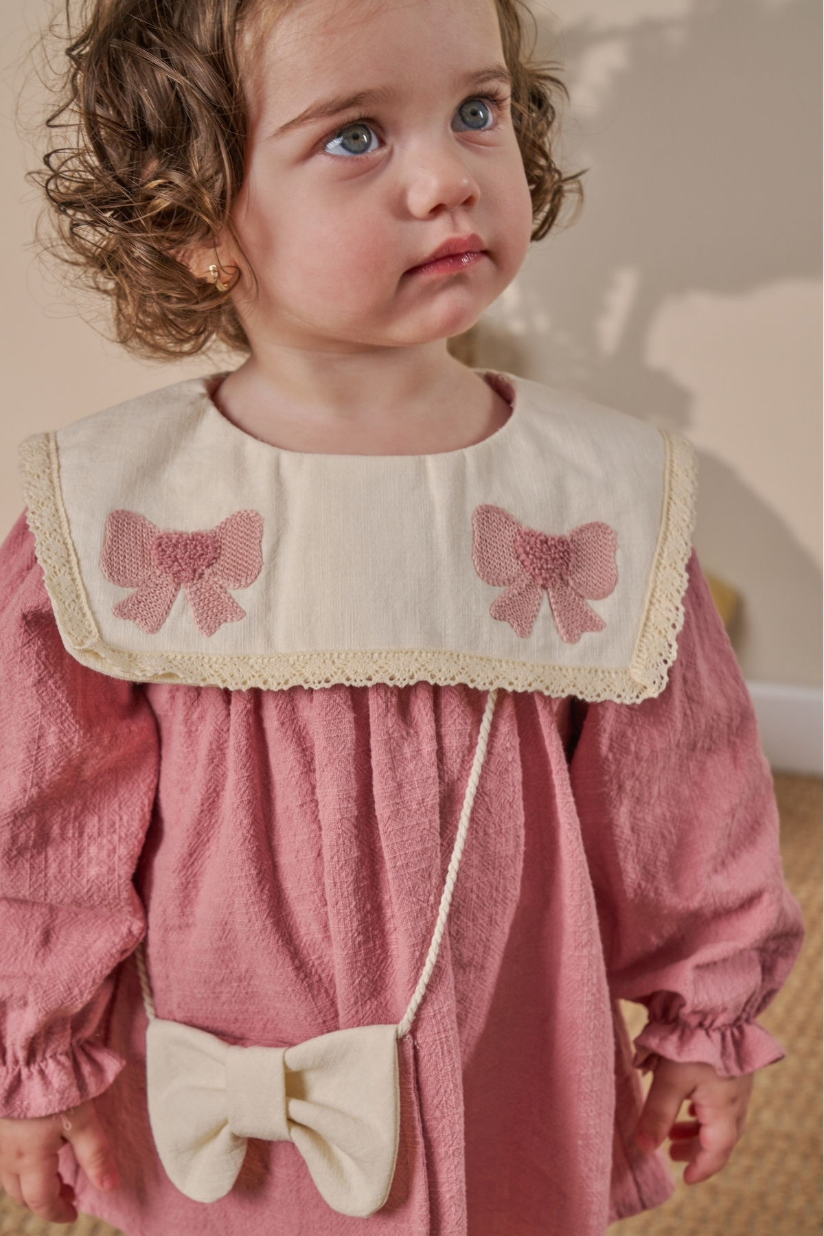 Minipodyum Nakış Detaylı Bebe Yaka Çantalı Keten Kız Bebek Elbise fotoğrafı 5 (önizleme)