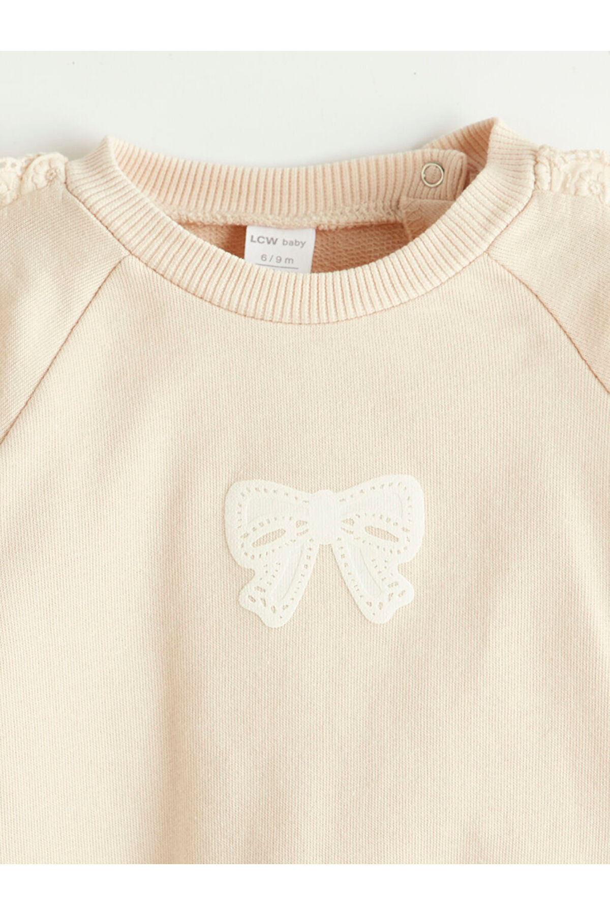 LC Waikiki GiyÇık Store den Bej Dantel Detaylı Kız Bebek Sweatshirt ve Eşofman Altı fotoğrafı 4 (önizleme)