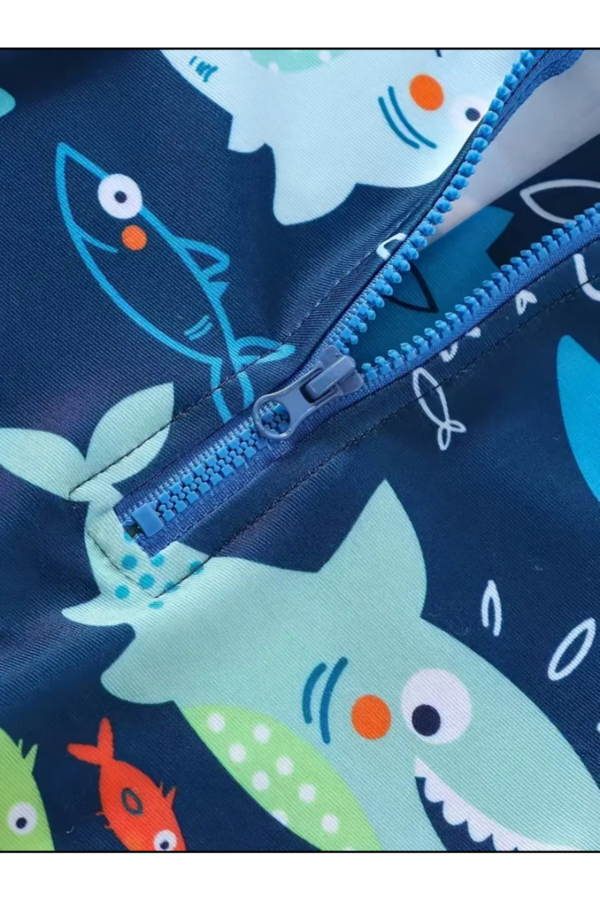 MODA Köpekbalığı desenli bebek mayo tulum. Hafif, esnek ve rahat yapısıyla yaz için idealdir. fotoğrafı 3 (önizleme)