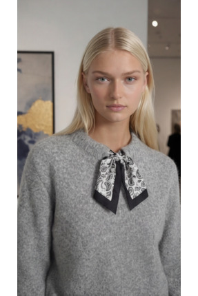 Modeva Global Fularlı Mini Triko Bluz, desenli bağcık detaylı, rahat kesim ve...