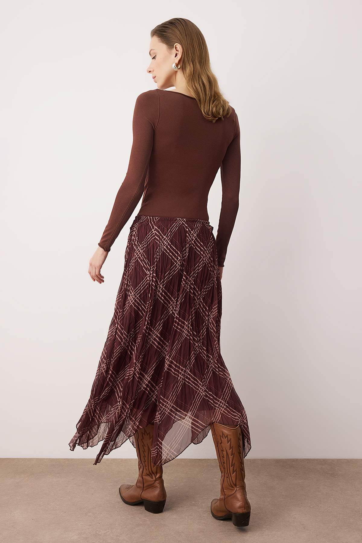 Trendyolmilla  Kahverengi Ekoseli Asimetrik Astarlı Şifon Kırışık Dokuma Asimetrik Uzun Etek TWOSS26ET00049 - Görsel 4