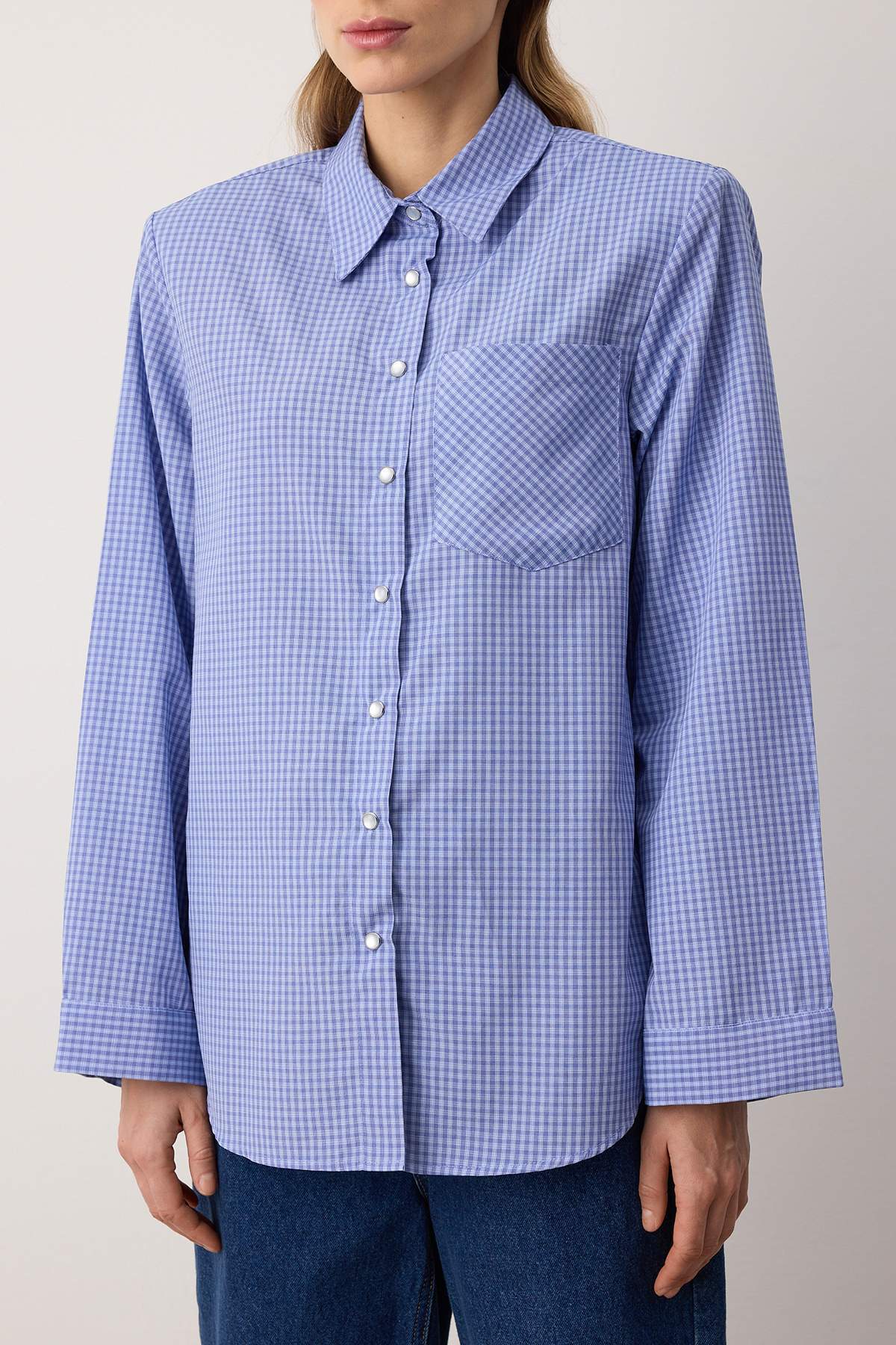 Trendyolmilla  Mavi Kareli Vatkalı Geniş Manşetli Oversize Gömlek TWOAW26GO00127 - Görsel 3