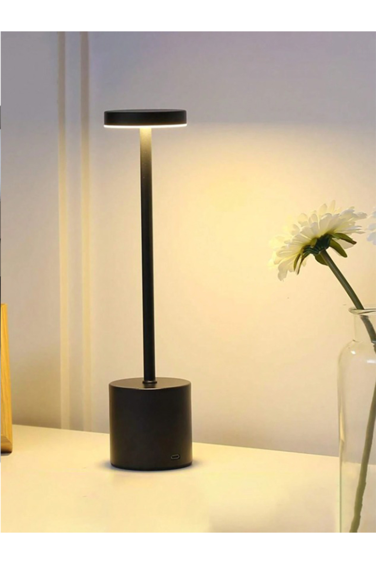 مصباح مكتبي لاسلكي قابل لإعادة الشحن بقوة 3600 مللي أمبير/ساعة، مصباح مكتبي اسود محمول معدني.