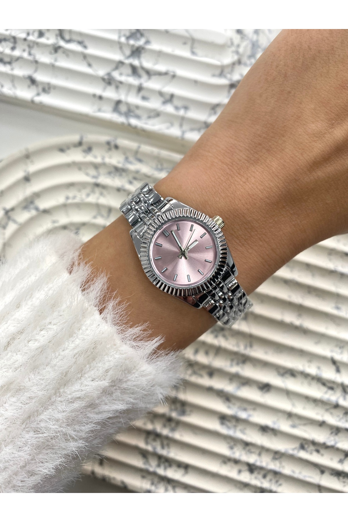 Coliseum  Minimal Yuvarlak Klasik İçi Pembe Gümüş Kadın Kol Saati