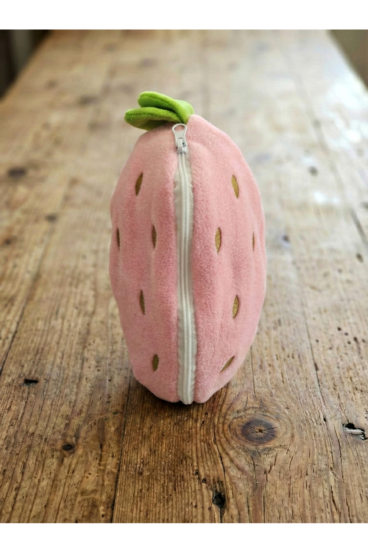 Collectors Store Sevgiliye , Doğum Gününe Özel Çilek Desenli Hediyelik Fermuarlı Peluş Tavşan fotoğrafı 2 (önizleme)