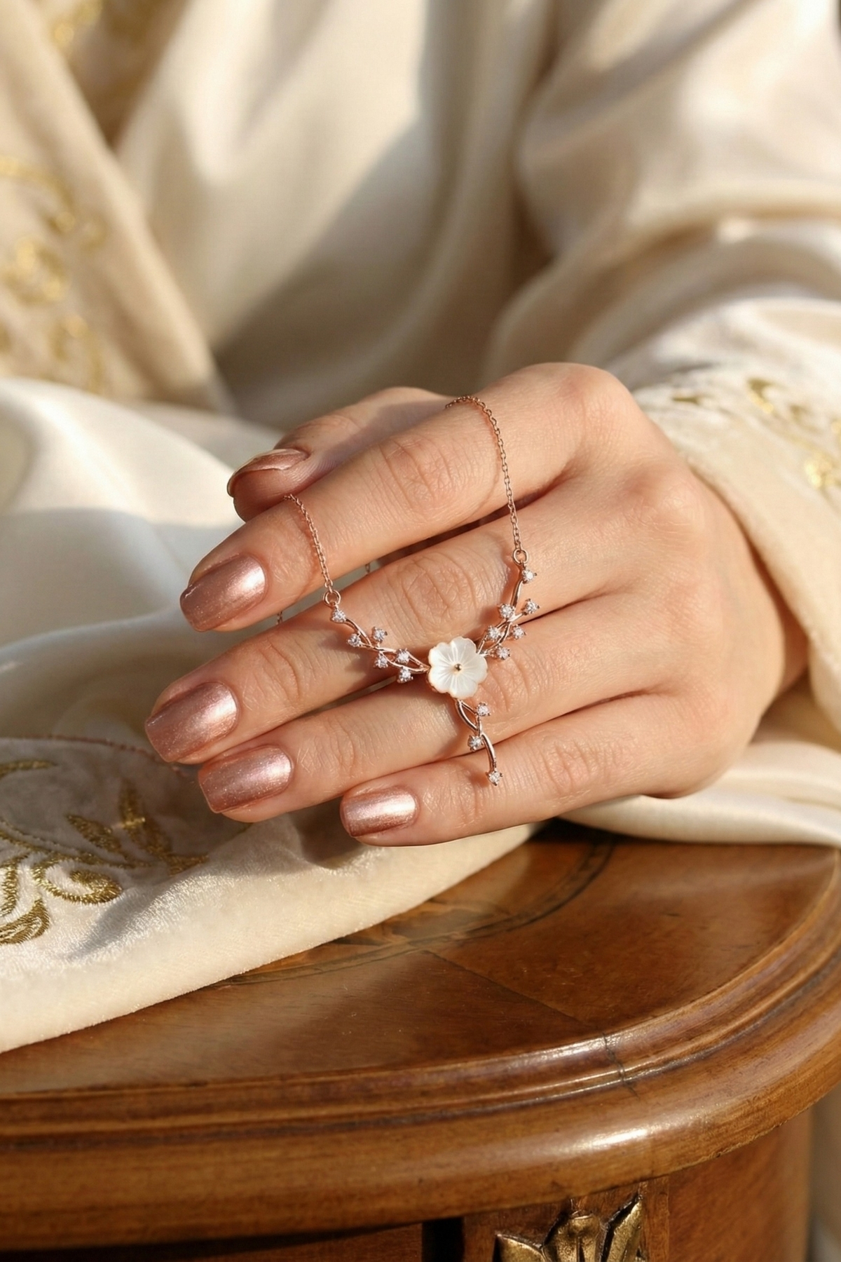 Lucente Jewellery Işıklı Hediye Kutulu Aşk Şans Bolluk Bereket ve Zarafetin Simgesi Luxury Serisi 925 Ayar Manolya Çiçeği Sarmaşık Gümüş Özel Gün Hediyesi Manolya Çiçekli 45 Cm Zincirli Küpe Hediyeli Şık Kadın Kolye görsel 3
