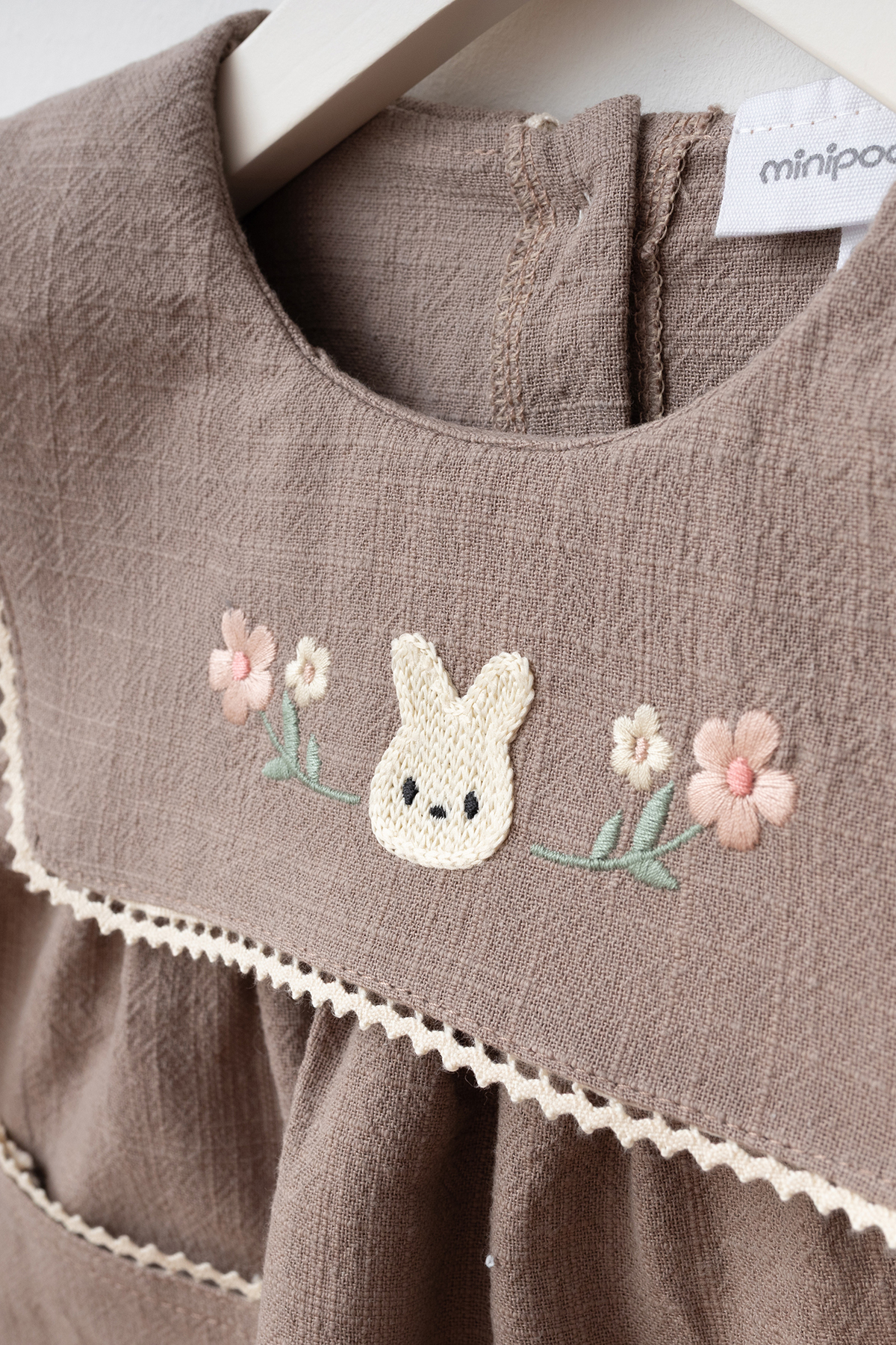 Minipodyum Nakış Detaylı Cepli Bebe Yaka Bayramlık Keten Kız Bebek Elbise fotoğrafı 5 (önizleme)