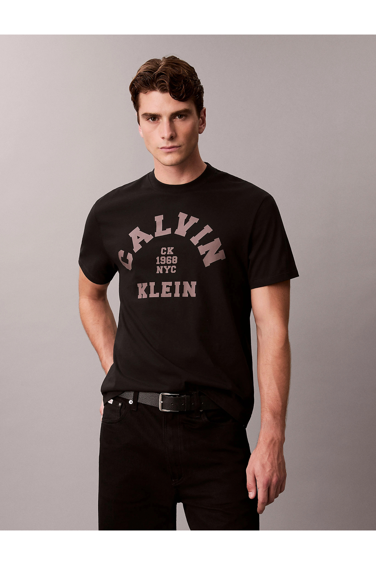 کلوین کلاین تی‌شرت مردانه آستین کوتاه مشکی طرح Calvin College مدل LV04RE810G-UB1