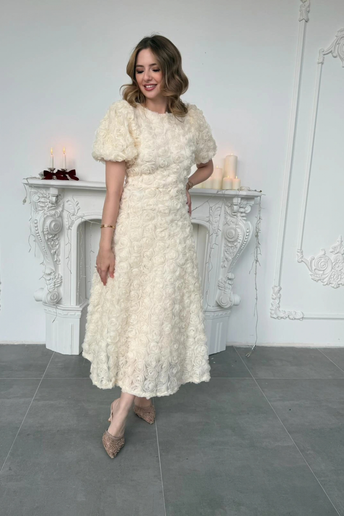 HELİS BUTİK  Üç Boyutlu Gül Aplike Kabartmalı Balon Kol Bej Midi Elbise - Görsel 4