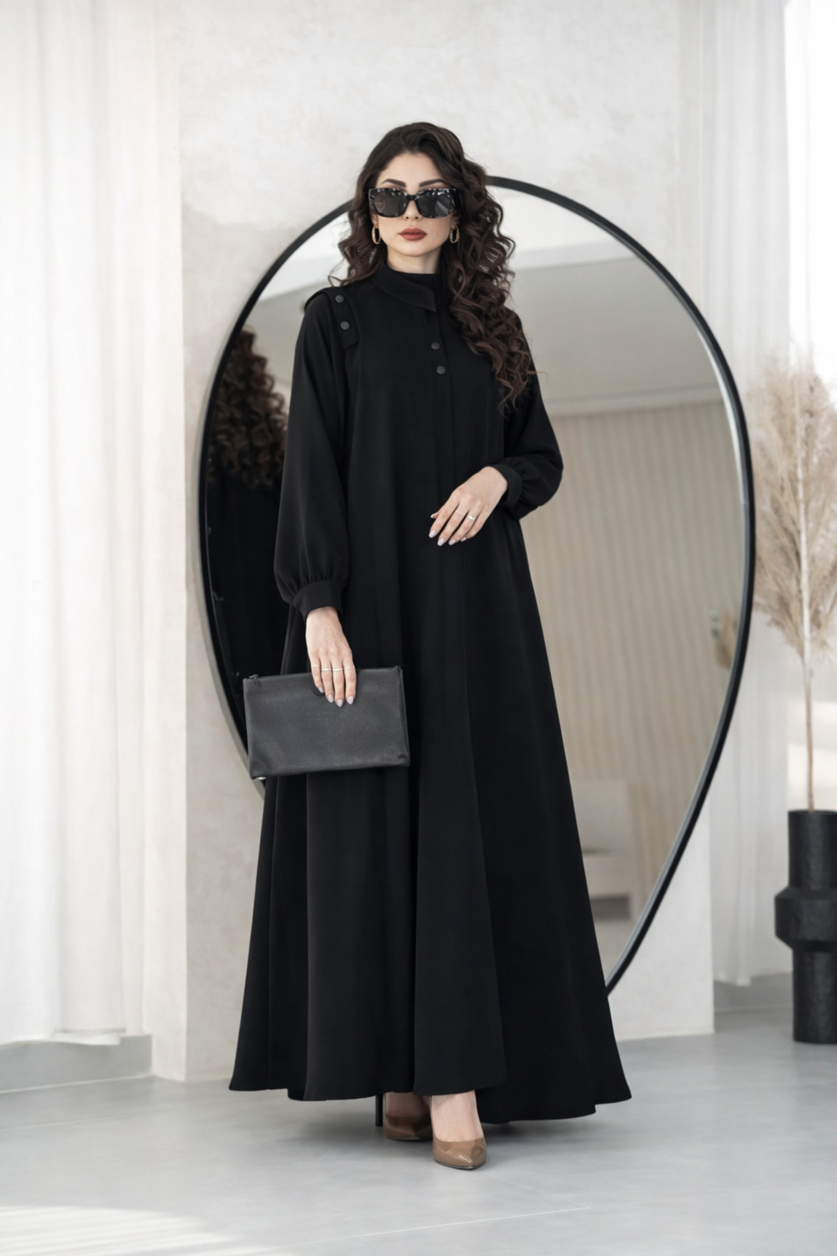 Karmen عباية جوري سوداء -قماش انترنت- قصة ربع كلوش- بأكمام طقطق- مقفولة بطقطق...