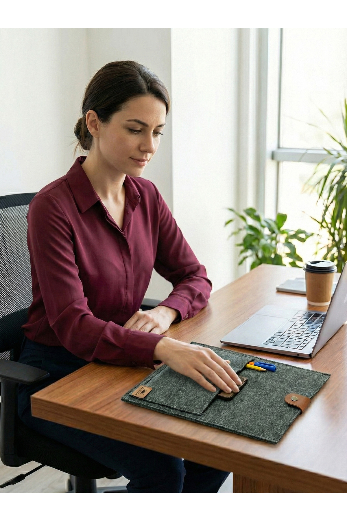 dilekolay  Ofis Asistanı: Cepli Keçe Dosya ve Tablet Çantası – Antrasit Gri (34x24 cm) - Görsel 3