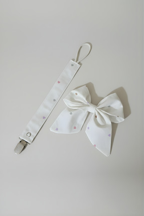 Feya Zenia Kalp Desen Emzik Askısı & Fiyonk Az Saçlı Yenidoğan Bebek Tokası Seti