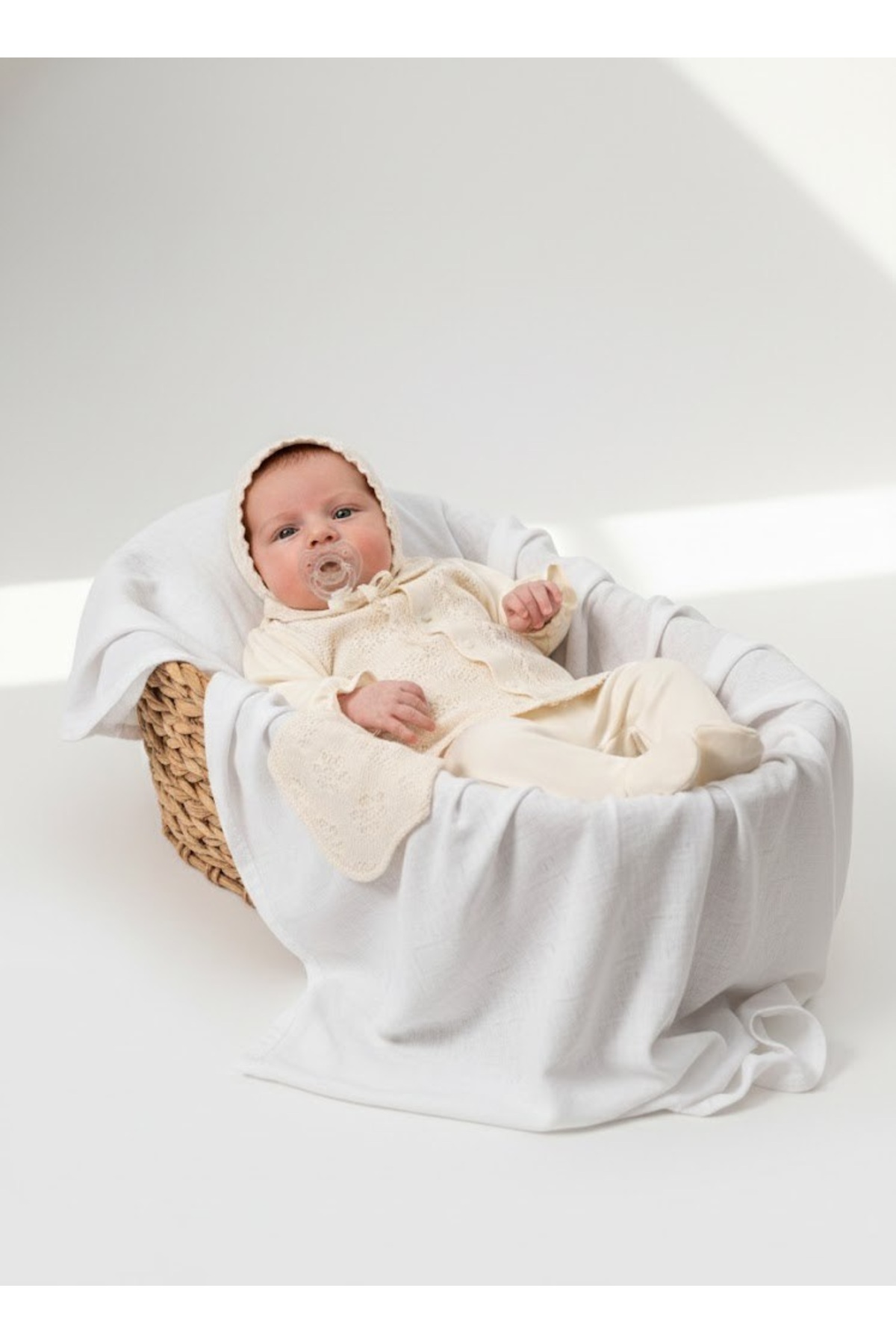 minicayzen Kız bebek hastane çıkışı dantel detaylı bej renk takım 5 parça özel tasarım fotoğrafı 3 (önizleme)