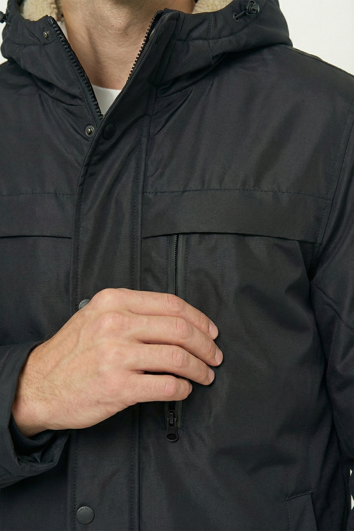 Erkek Kışlık Parka Sıcak Tutan Dolgu İçi Kürklü Su İtici Rüzgar Geçirmez Kapüşonlu Parka Mont — مشکی DP-160 — تصویر 6 از 7