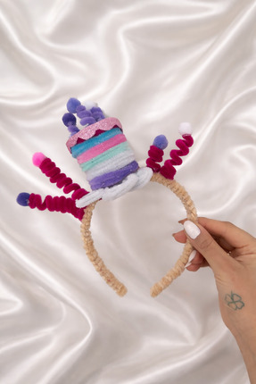 Serra Pasta görünümlü renkli taç