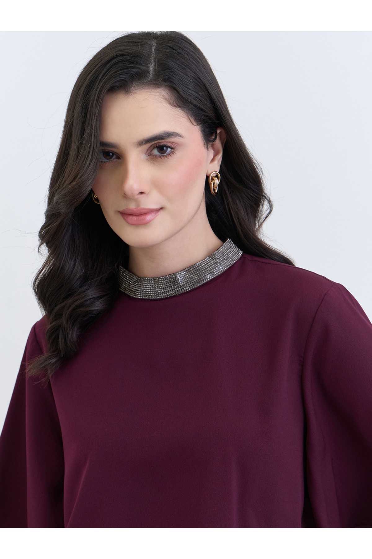 بلوزة نسائية أرجوانية اللون مزينة بالخرز عند الرقب...