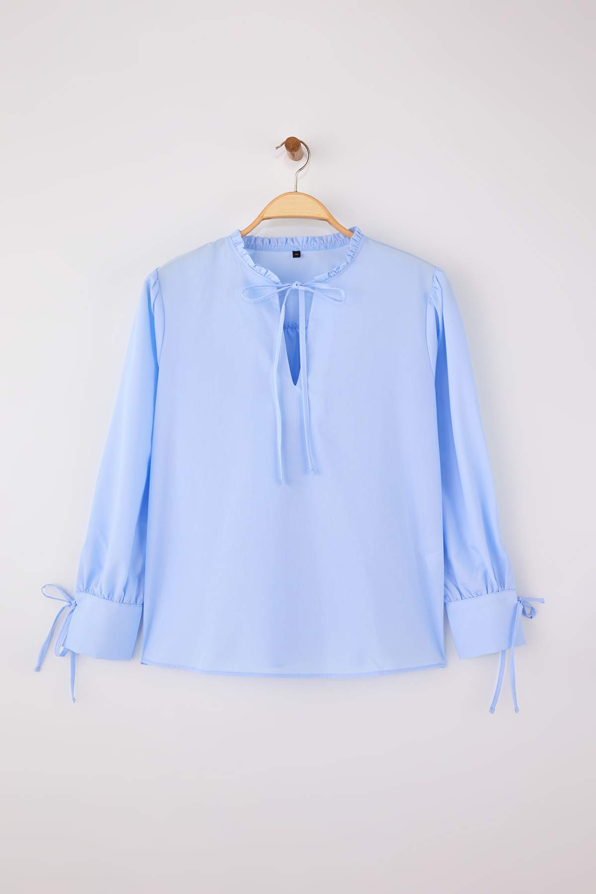 Trendyol Curve Blaue Voile-Webbluse in Übergröße