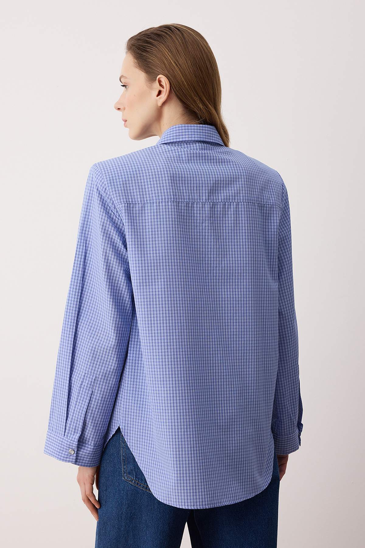 Trendyolmilla  Mavi Kareli Vatkalı Geniş Manşetli Oversize Gömlek TWOAW26GO00127 - Görsel 4