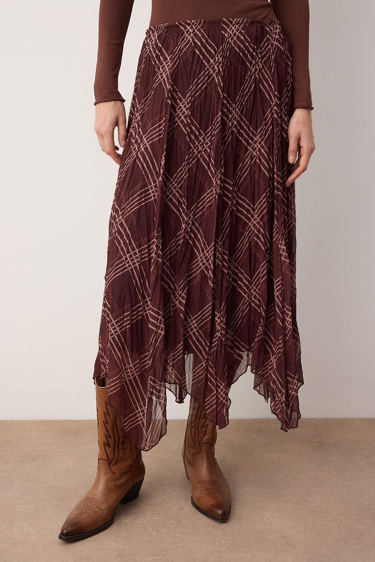 Trendyolmilla  Kahverengi Ekoseli Asimetrik Astarlı Şifon Kırışık Dokuma Asimetrik Uzun Etek TWOSS26ET00049 - Görsel 3