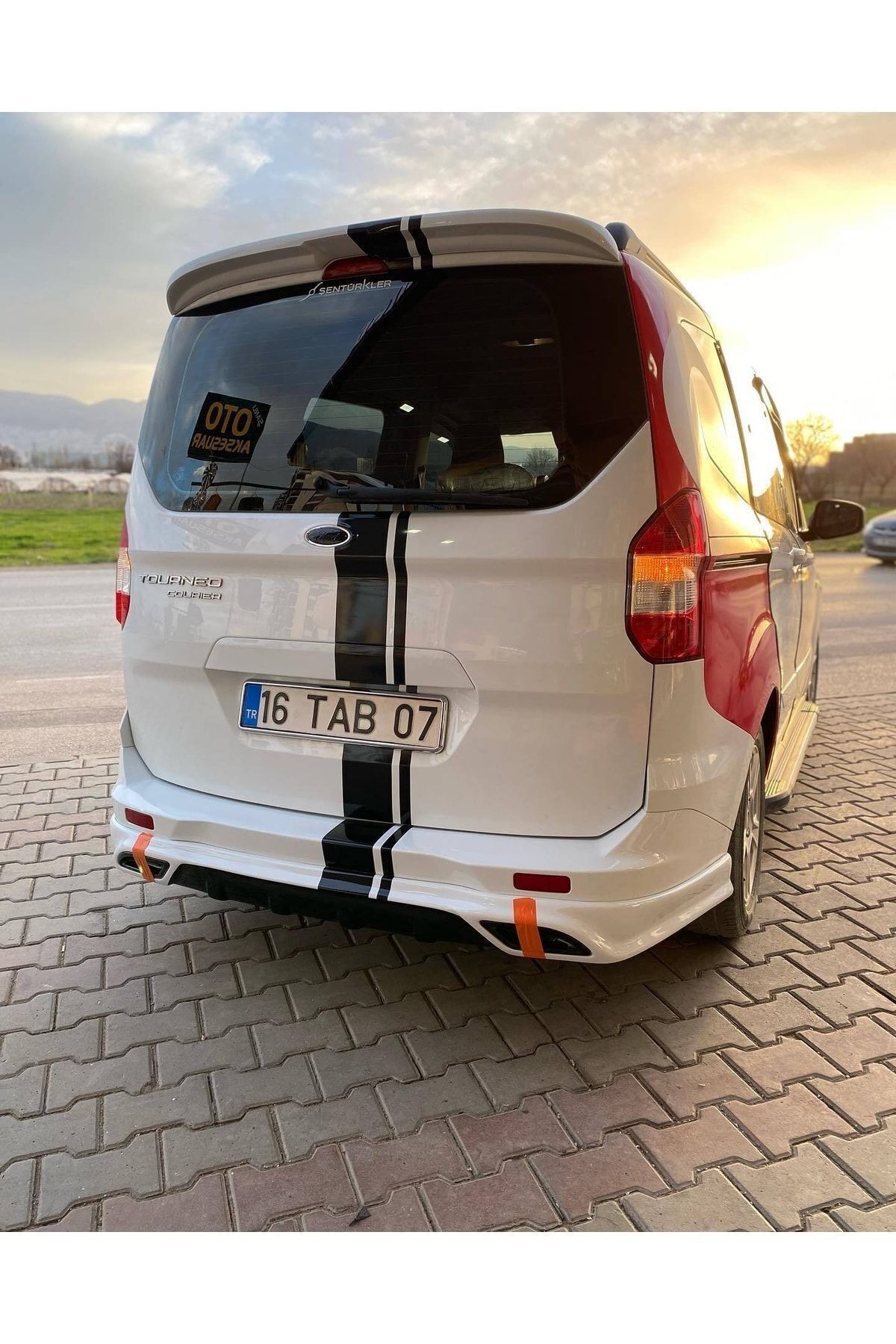 Ford Tourneo Courier 2014-2023 Egzoz Görünümlü Boyasız Mat Siyah Arka Ek (Plastik)