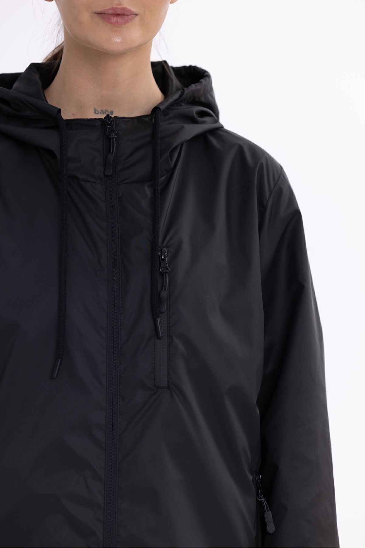 QAWWA  Kadın Kapüşonlu Su ve Rüzgar Geçirmez Cepli İçi Astarlı Ultra Hafif Mevsimlik Yağmurluk - Görsel 5