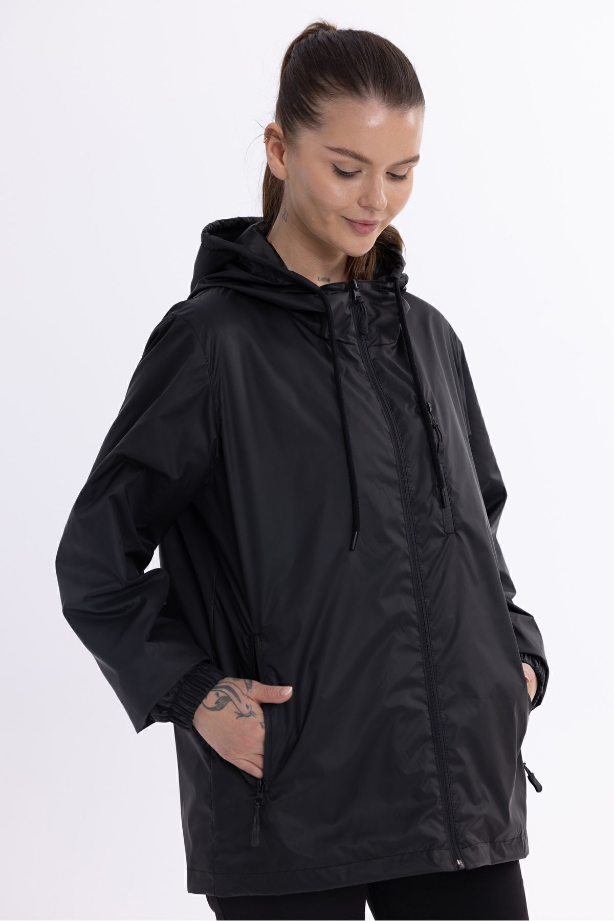 QAWWA  Kadın Kapüşonlu Su ve Rüzgar Geçirmez Cepli İçi Astarlı Ultra Hafif Mevsimlik Yağmurluk - Görsel 4