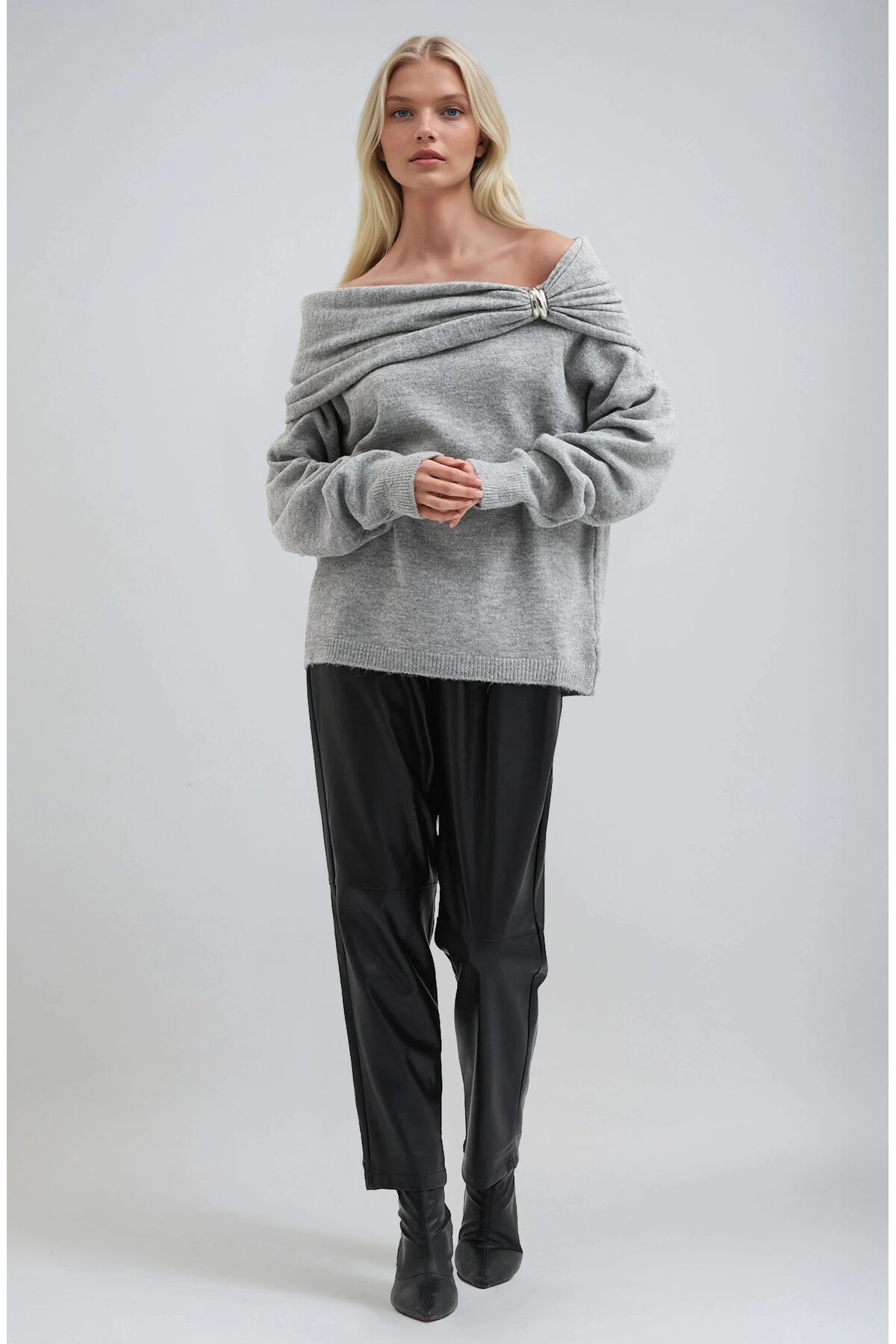 Lijuri  Gri Aksesuar Detaylı Madonna Yaka Salaş Triko Kazak 1389 - Görsel 5