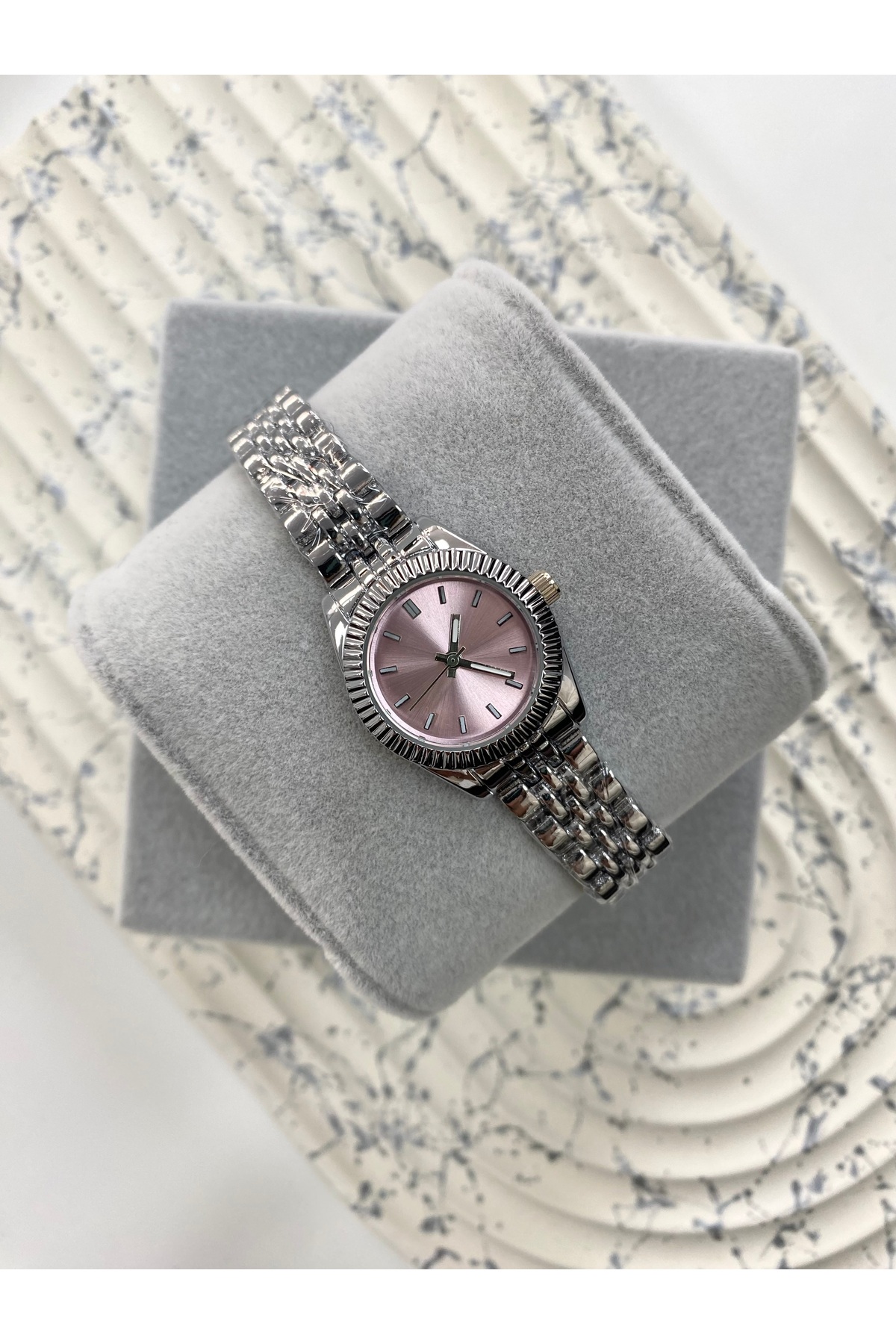 Coliseum  Minimal Yuvarlak Klasik İçi Pembe Gümüş Kadın Kol Saati - Görsel 3