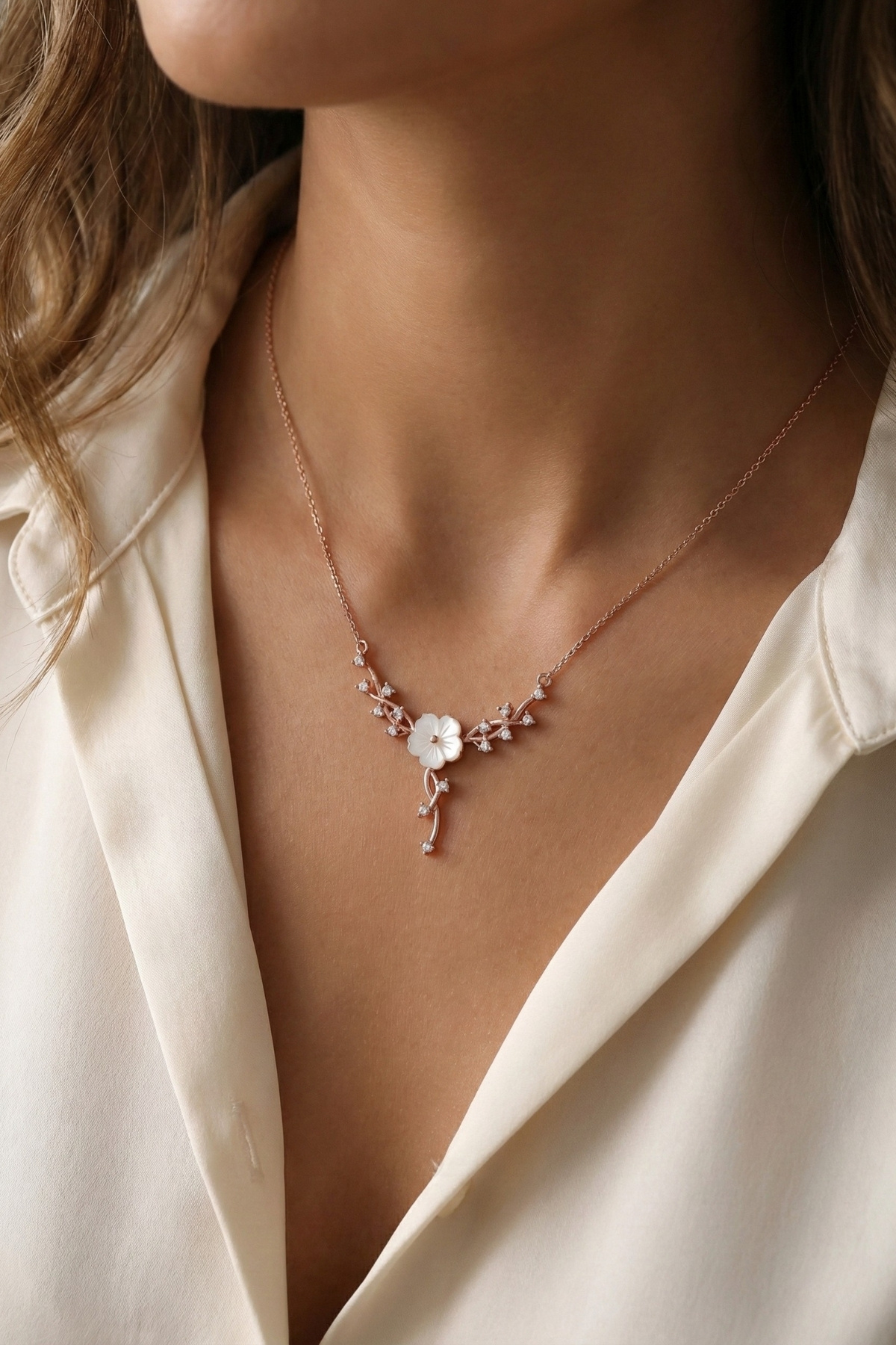 Lucente Jewellery Işıklı Hediye Kutulu Aşk Şans Bolluk Bereket ve Zarafetin Simgesi Luxury Serisi 925 Ayar Manolya Çiçeği Sarmaşık Gümüş Özel Gün Hediyesi Manolya Çiçekli 45 Cm Zincirli Küpe Hediyeli Şık Kadın Kolye görsel 2