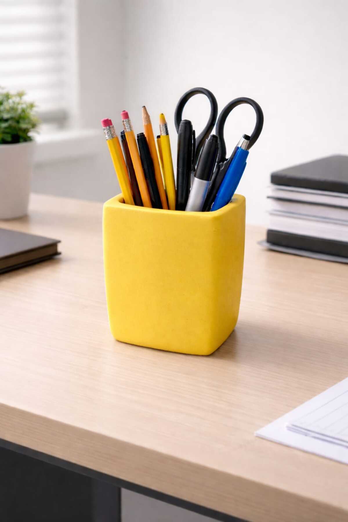 El Yapımı Beton Kalemlik Sarı