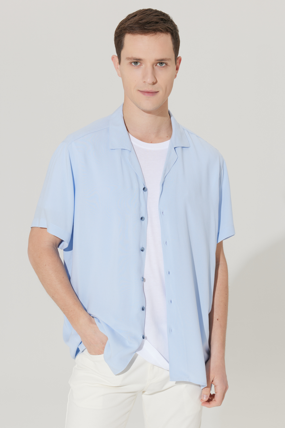 Açık Mavi Slim Fit Dar Kesim Küba Yaka Kısa Kollu Gömlek