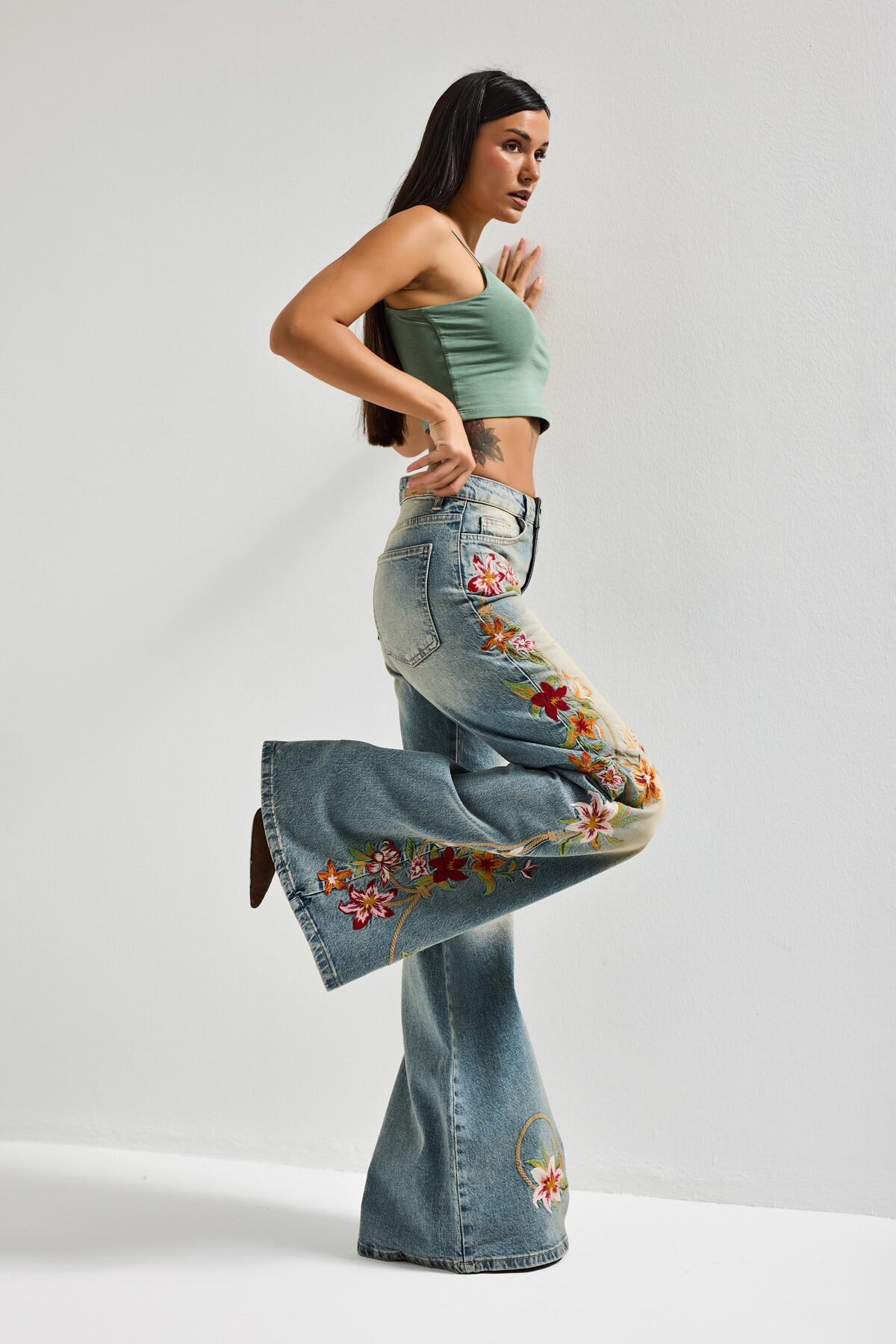 it's basic  Kadın T.Kot Rengi 4s6-32 Flare Fit Elastan Kumaş Özel Nakış Detaylı Tasarım Denim Jean - Görsel 3