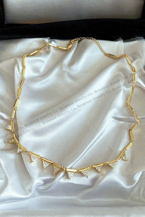 Bessence Jewelry Co 14K Gold VIP Üçgen Dizilim Taşlı Premium Çelik Kolye - 50 CM