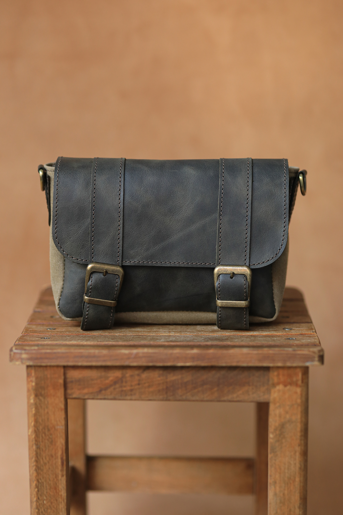 Önal kemer Mini Hakiki deri canvas postacı çantası unisex haki/yeşil görsel 2