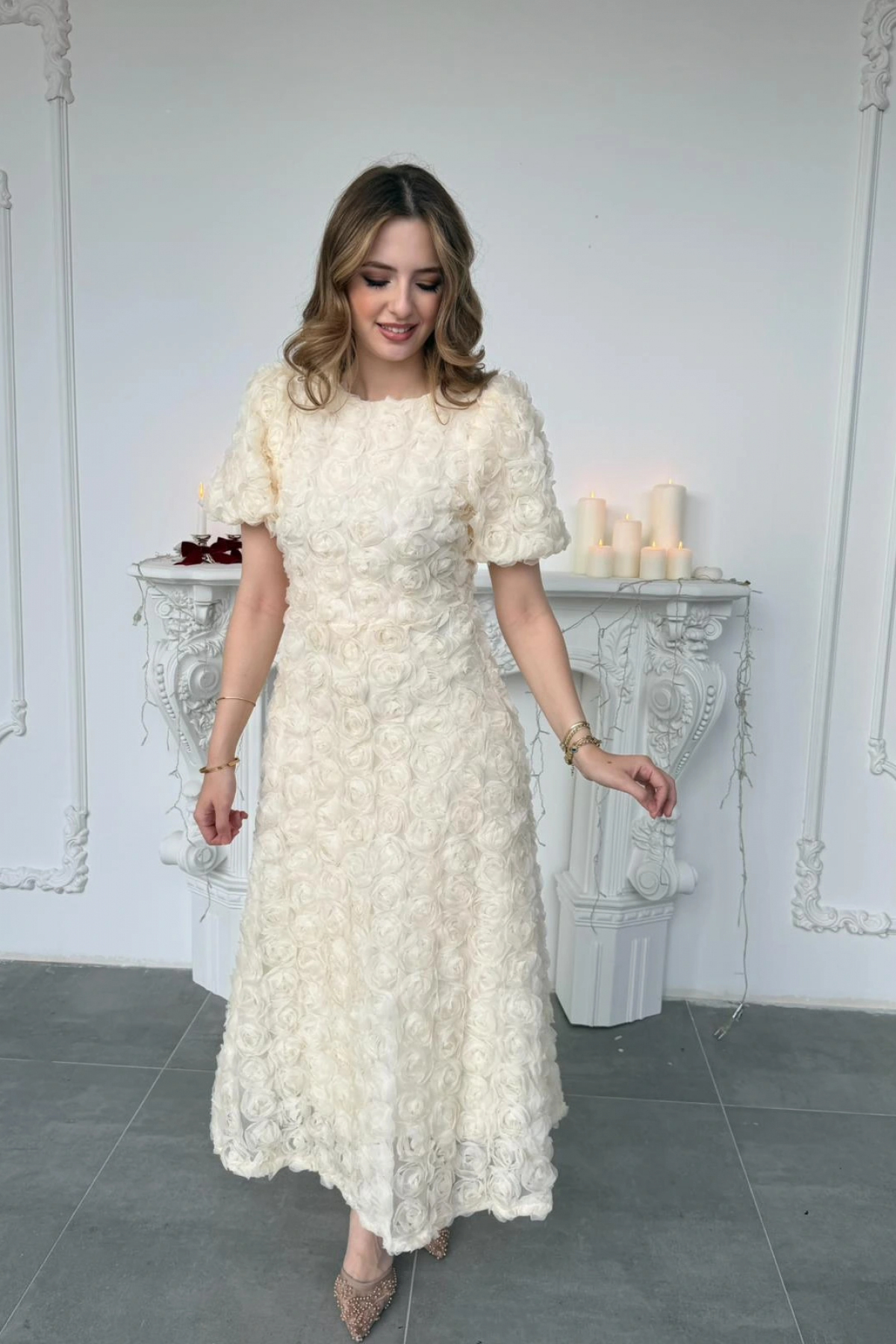 HELİS BUTİK  Üç Boyutlu Gül Aplike Kabartmalı Balon Kol Bej Midi Elbise - Görsel 3