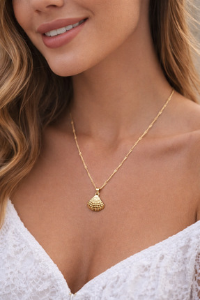 Novamtrend Gold Kaplama Deniz Kabuğu Kadın Kolye – Şık & Zarif Tasarım