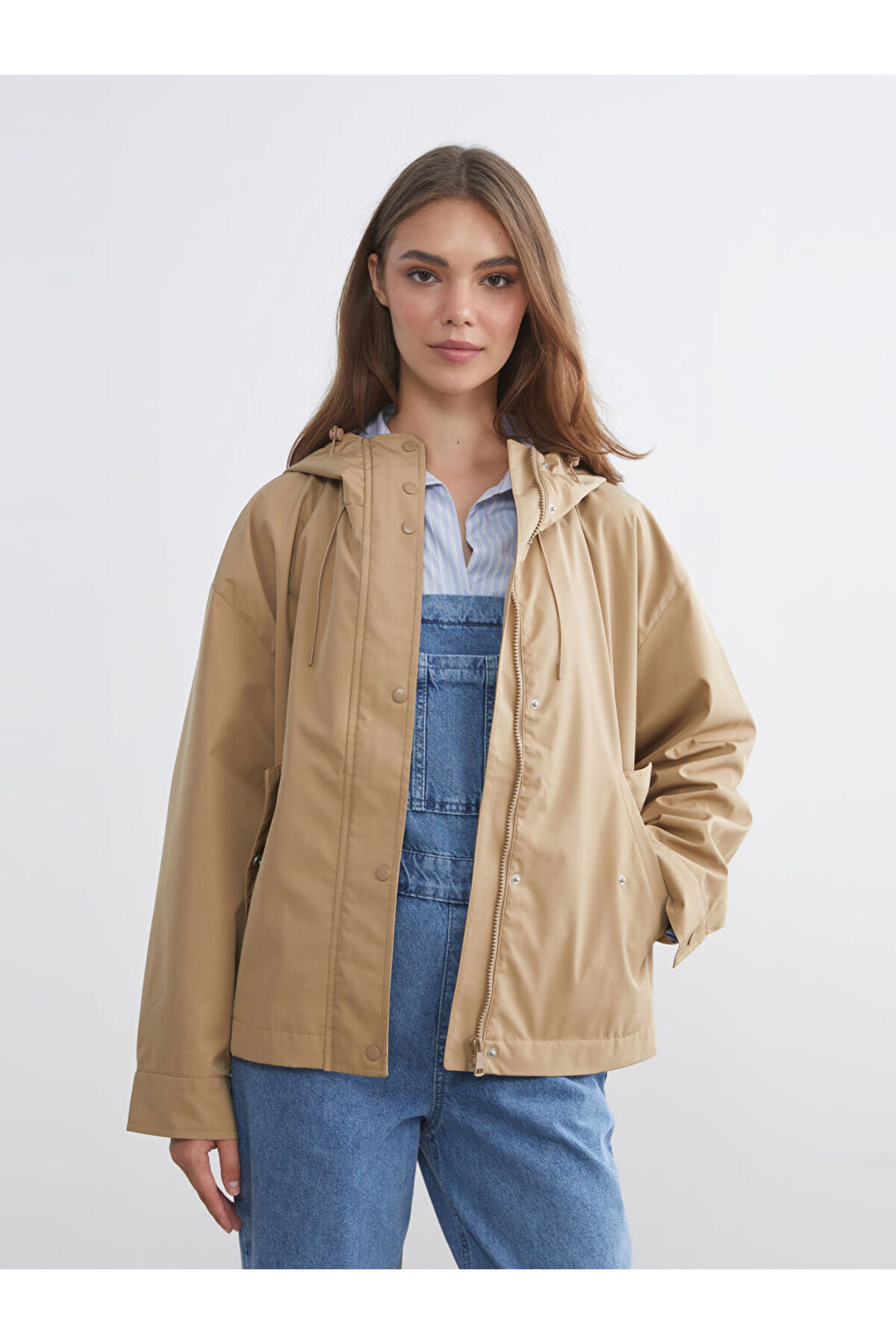 LC Waikiki GiyÇık Store Bej Kapüşonlu Oversize Kadın Yağmurluk görsel 3