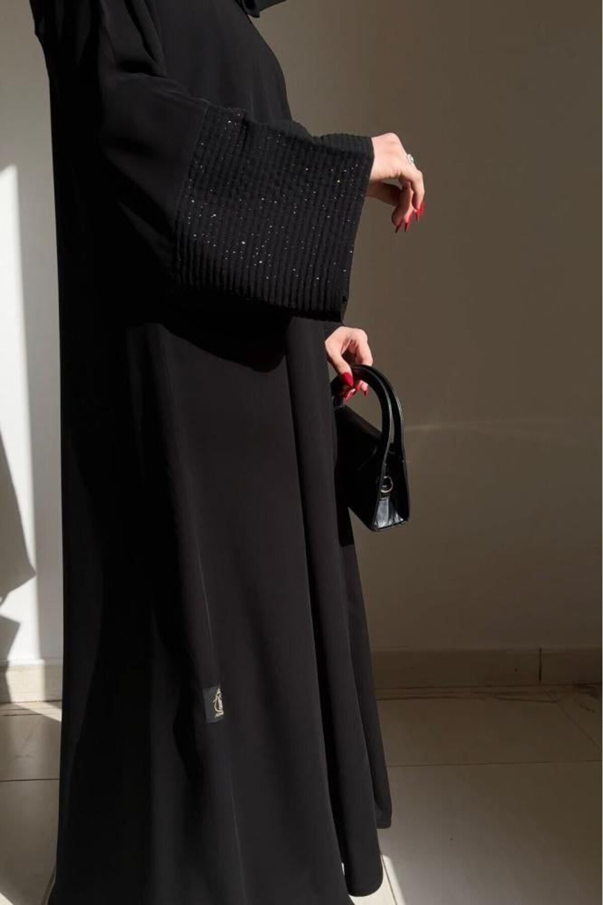 Karmen عباية الأميرة سوداء كريب واقف شتوية بقصّة ربع كلوش وأطراف لماعة – إغلا...