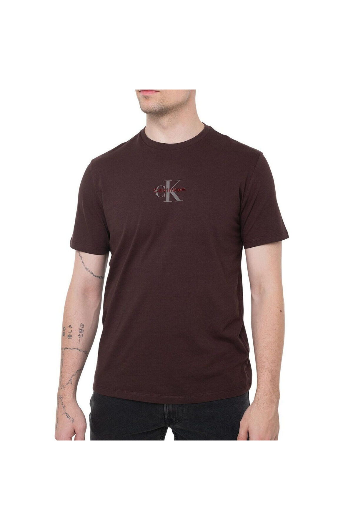 کلوین کلاین تی‌شرت مردانه CK مدل Text Detail آستین کوتاه، یقه گرد، قهوه‌ای، LV04RB866G-2IN