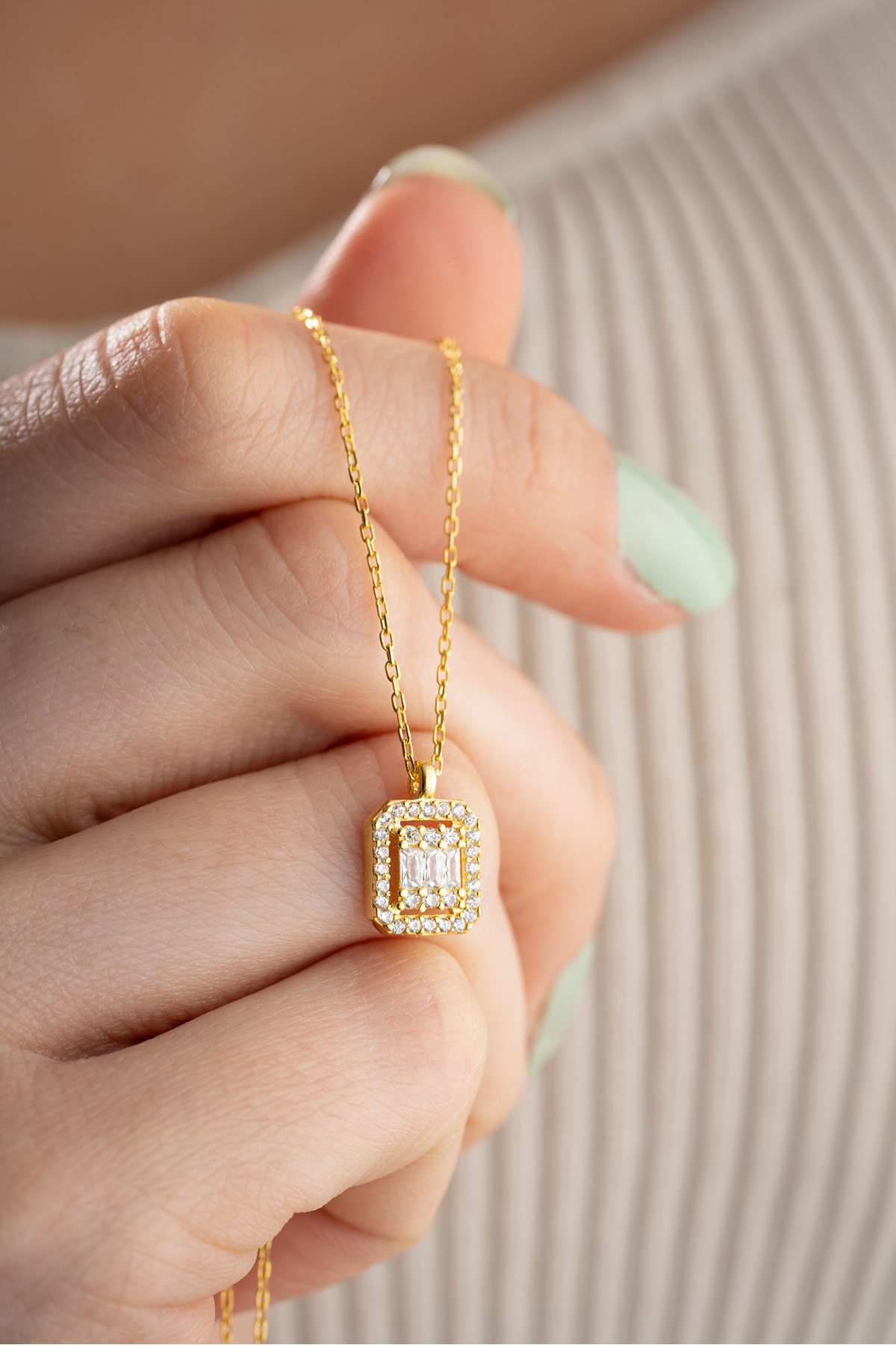 Nereze 925 Ayar Gümüş Gold Baget Zirkon Taşlı Tektaş Kolye