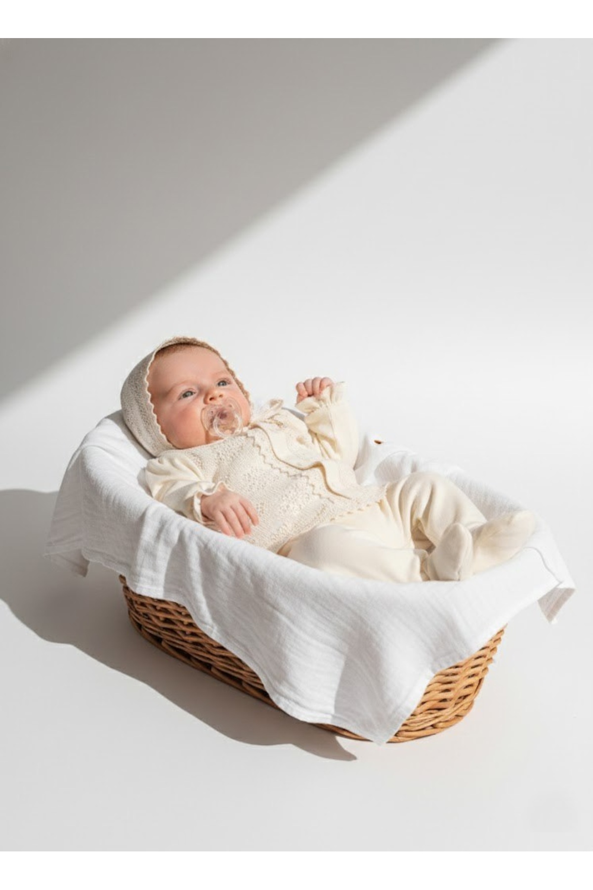 minicayzen Kız bebek hastane çıkışı dantel detaylı bej renk takım 5 parça özel tasarım fotoğrafı 5 (önizleme)